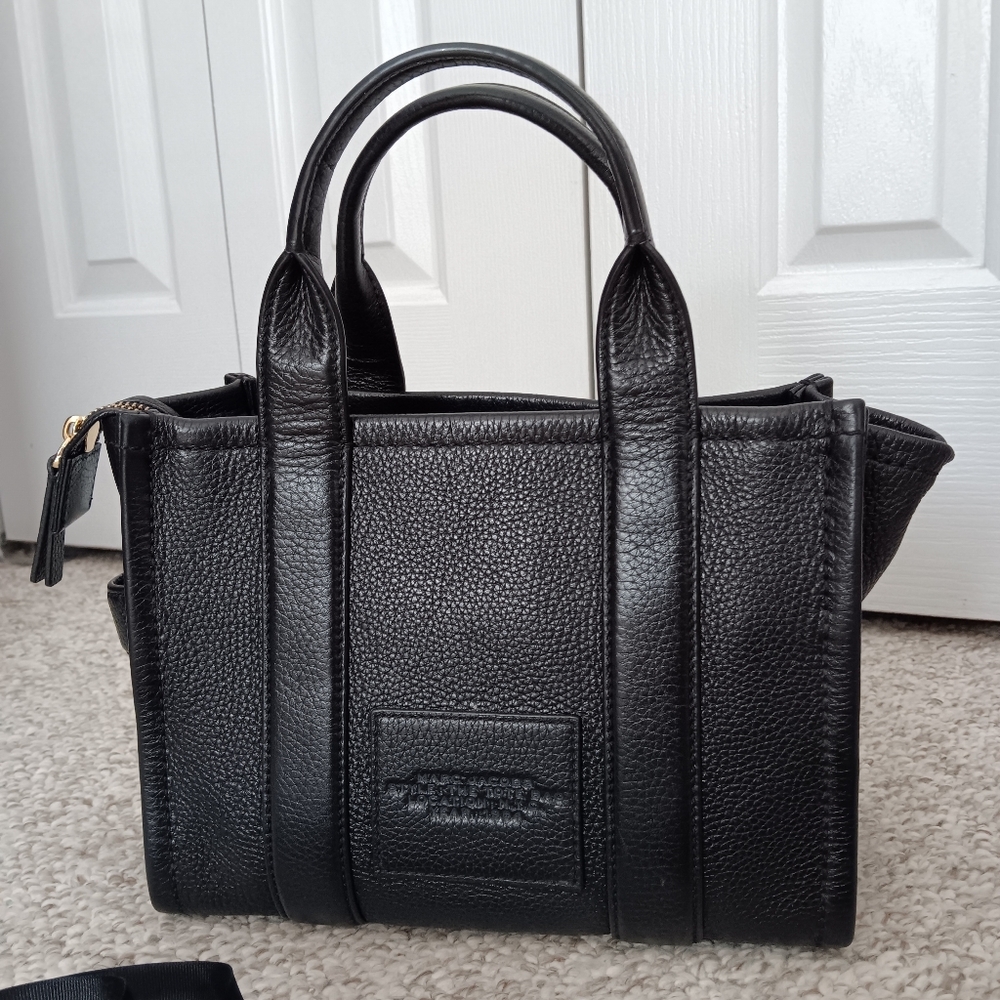 Just Showing ❤️ Marc Jacobs Small Black Leather "The Tote" Bag - Picture 7 of 16